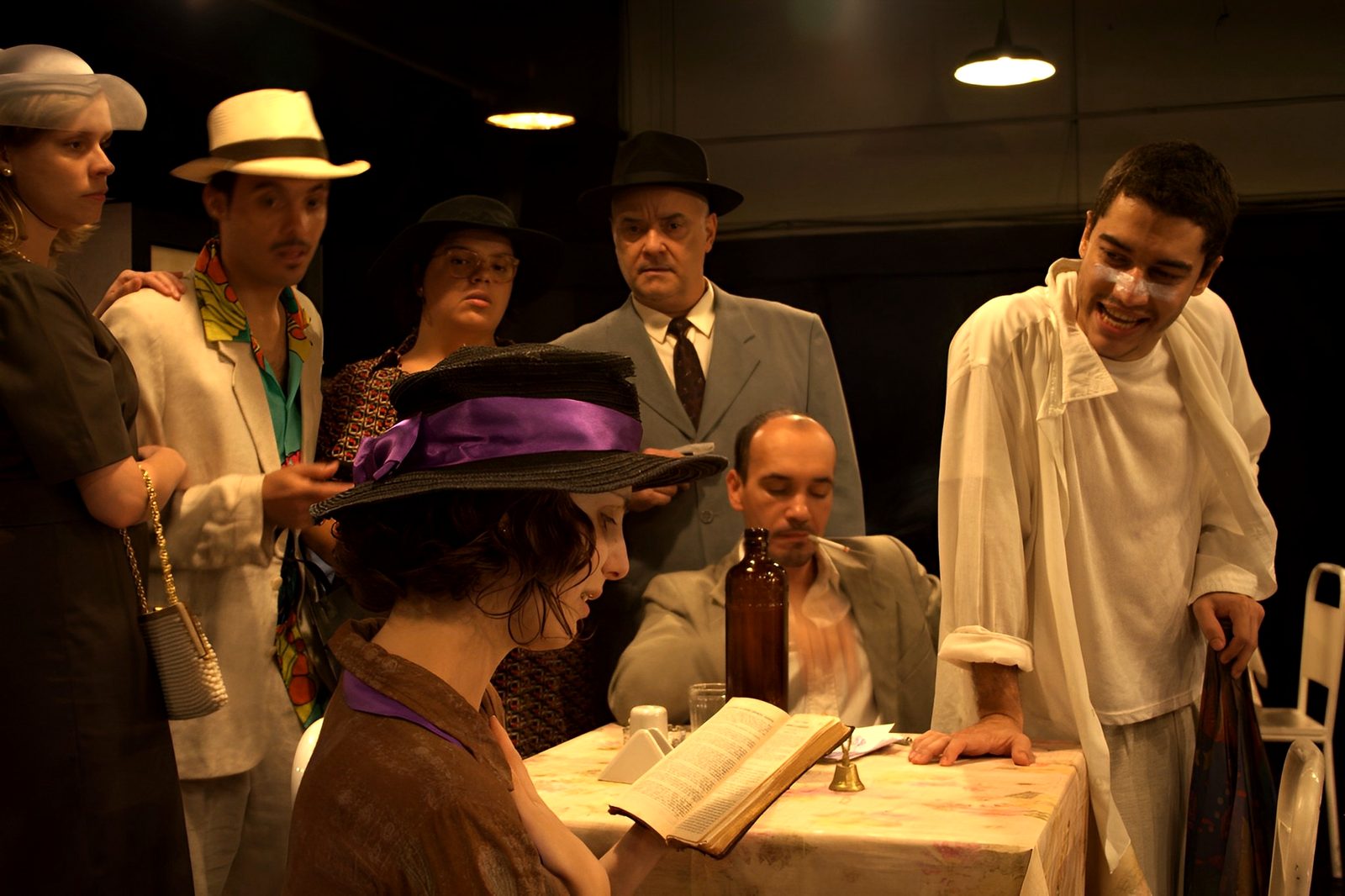 Elenco em cena durante espetáculo teatral